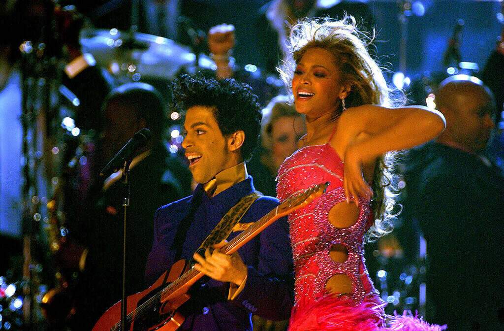 Prince and Beyonce perform at the 46th Grammys in 2004
