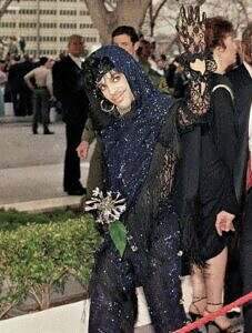 Prince entering the 57th Academy Awards in 1985