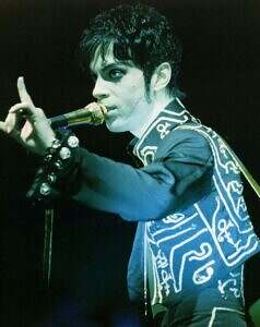 Prince onstage talking to the audience, Europe March 1995