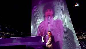 Justin Timberlake at Prince's grand piano, during the Super Bowl 52 half-time show